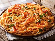Пикантни спагети със скариди и доматен сос